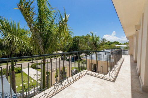 Luxury 6BR Villa in Punta Cana Resort & Club, Chef, Maid & Golf Cart included