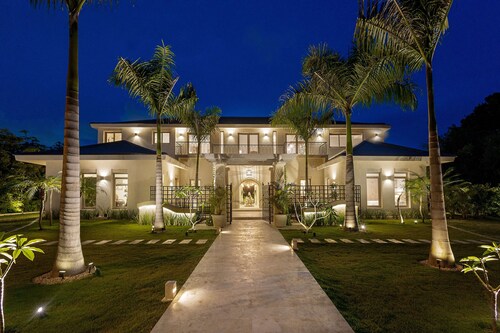 Luxury 6BR Villa in Punta Cana Resort & Club, Chef, Maid & Golf Cart included