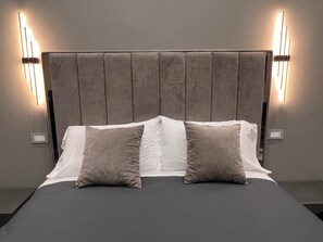 Deluxe Room | In-room safe, laptop workspace, blackout drapes, soundproofing - Borgo Boutique Napoli (Naples)