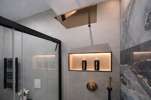 Secador de cabelo, toalhas de banho, sabonete, shampoo