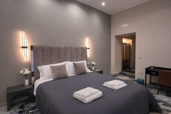 Deluxe Room | In-room safe, laptop workspace, blackout drapes, soundproofing - Borgo Boutique Napoli (Naples)