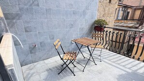 Quarto casal luxo, terraço, vista para o pátio | Terraço/pátio