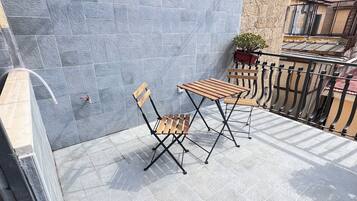 Deluxe-Doppelzimmer, Terrasse, Blick auf den Innenhof | Terrasse/Patio