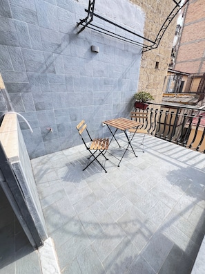 Dobbeltrom – deluxe, terrasse, bakgårdsutsikt | Terrasse/patio