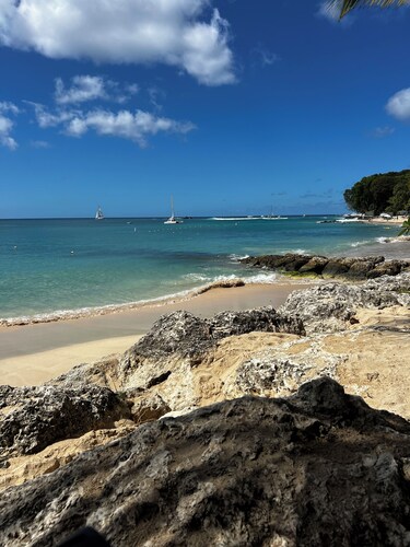 ART STUDIO #4: Holetown sunny 1BR Beach apartment.  2 ACs cool entire home.