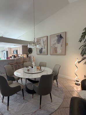 Dining - Exclusive Naples 2BR – Modern Finishes & Prime Location (Naples)