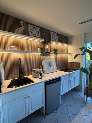 Private kitchen - Exclusive Naples 2BR – Modern Finishes & Prime Location (Naples)