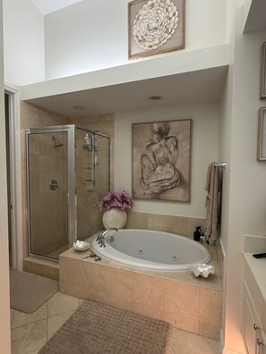 Bathroom - Exclusive Naples 2BR – Modern Finishes & Prime Location (Naples)