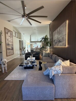 Living area - Exclusive Naples 2BR – Modern Finishes & Prime Location (Naples)