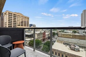A balcony with a view of a cityscape, including buildings and a street. - Lively 2 BR Apt Downtown ATX (Austin)