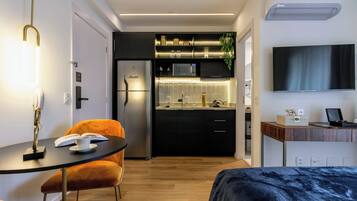 Studio Casal com Varanda | Allergitestade sängkläder, arbetsyta för laptop och gratis wi-fi