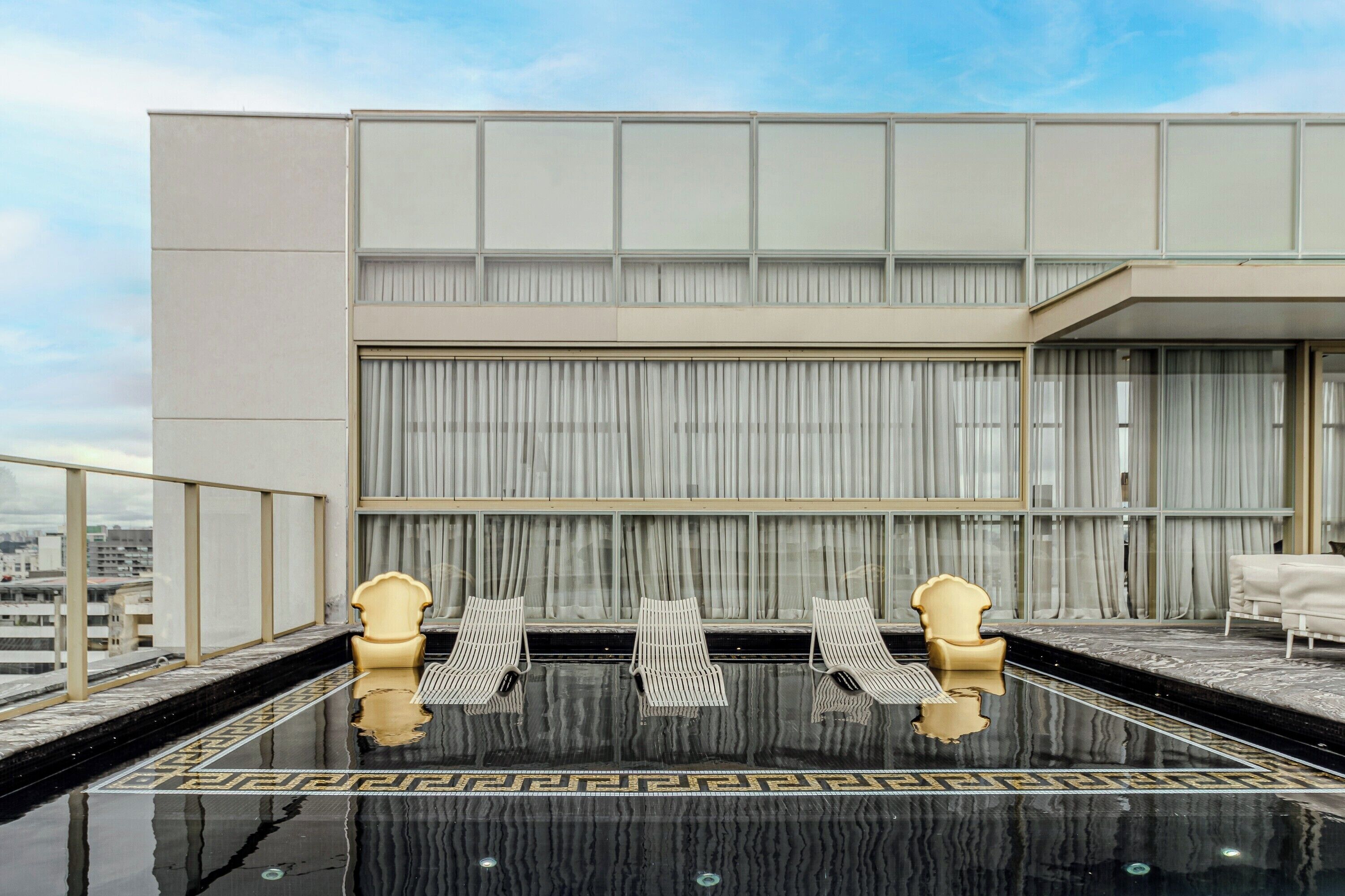 Piscina externa, funciona das 9h às 22h, espreguiçadeiras