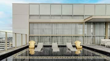 Outdoor pool, open 9:00 AM to 10:00 PM, pool loungers