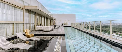 室外游泳池,09:00 至 22:00 开放,日光浴躺椅