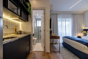 Studio Casal com Varanda | Private kitchen | Fridge, microwave, stovetop, espresso maker - Charlie Villa Studios Ibirapuera - Soft Opening (São Paulo)