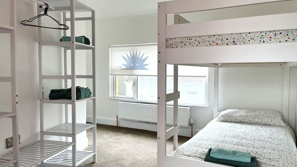 4 chambres, fer et planche à repasser, Wi-Fi, literie fournie