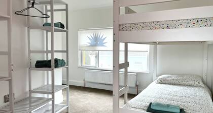 Urchin Loft is a superb 4-bed apartment accommodating up to 12 guests in Ardmore