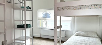 Urchin Loft is a superb 4-bed apartment accommodating up to 12 guests in Ardmore