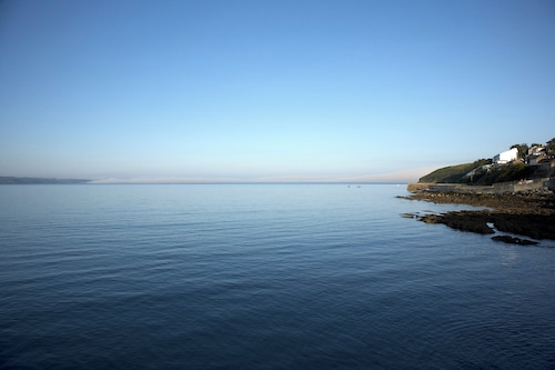 Urchin Loft is a superb 4-bed apartment accommodating up to 12 guests in Ardmore