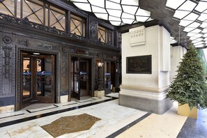 A building entrance with ornate woodwork, a plaque reading 'SELFIDGE & CO,' and a Christmas tree. - Fitzrovia Oxford Street Exclusive - 1ES (London)