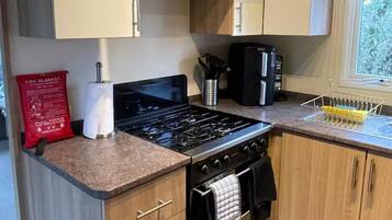Lemari es, microwave, oven, dan kompor