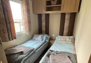 2 bedrooms, iron/ironing board, free WiFi, bed sheets - Thorness Cabin Retreat in Cowes (Cowes)