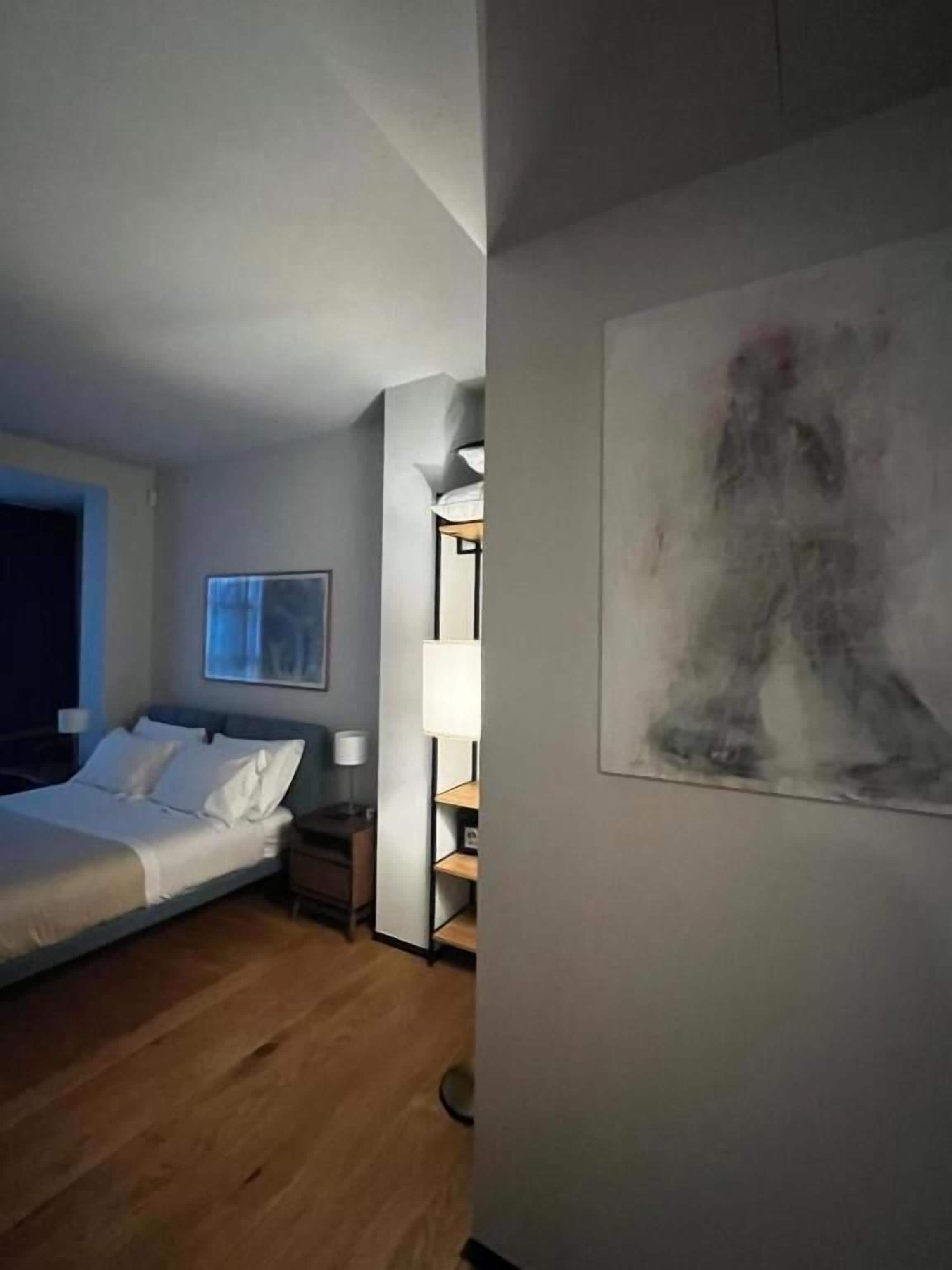 Deluxe-dobbeltværelse - balkon - udsigt til gårdsplads | Pengeskab på værelset, skrivebord, arbejdsområde til bærbare computere