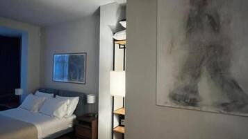 Deluxe-dobbeltværelse - balkon - udsigt til gårdsplads | Pengeskab på værelset, skrivebord, arbejdsområde til bærbare computere