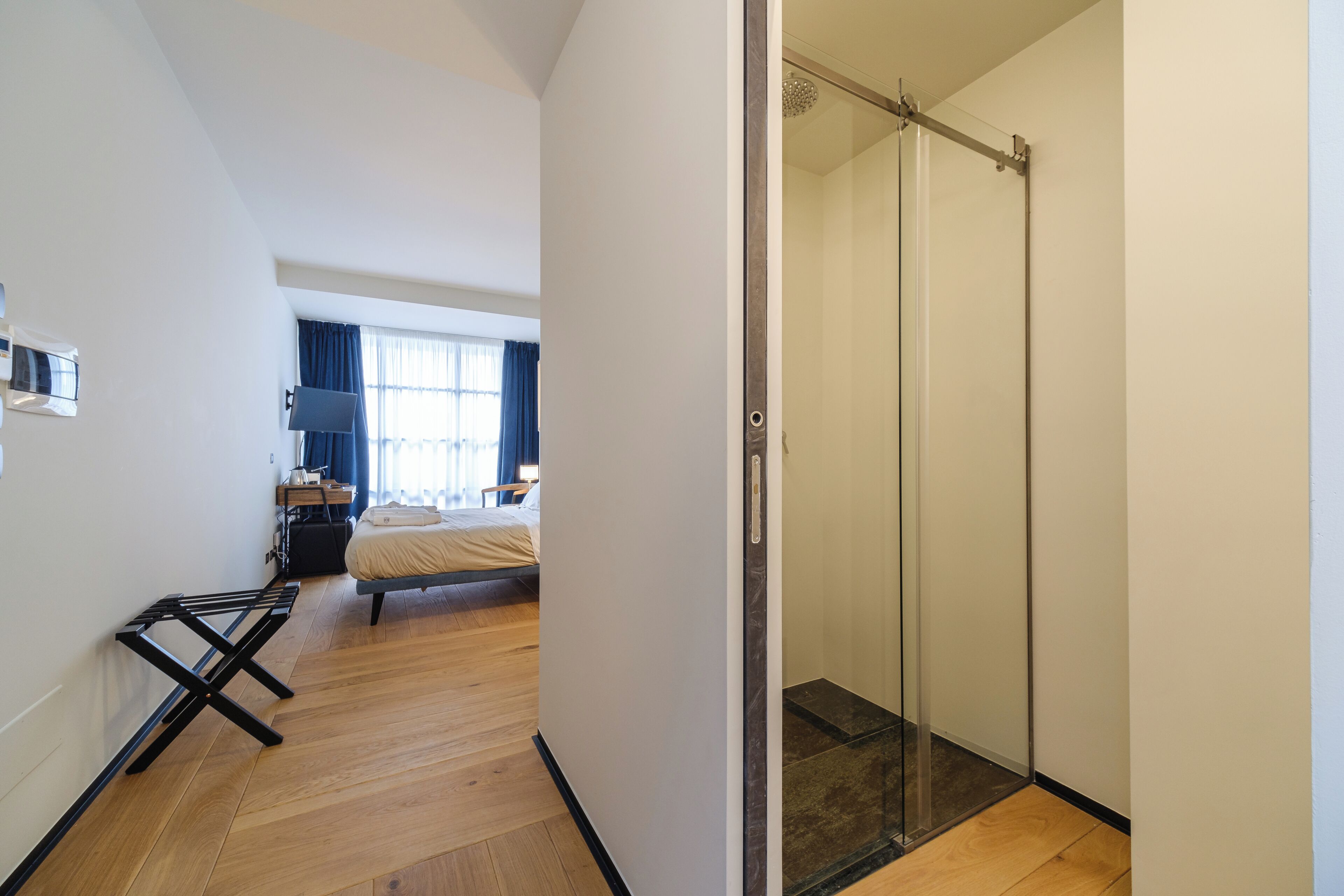 Deluxe-dobbeltværelse - balkon - udsigt til gårdsplads | Pengeskab på værelset, skrivebord, arbejdsområde til bærbare computere