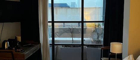 Habitación doble Deluxe, balcón, vista al patio | Caja de seguridad en la habitación y escritorio