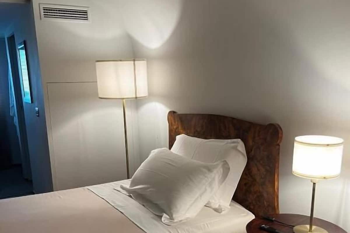 Classic Single Room, 1 Large Twin Bed, Roll-in Shower, Non Smoking