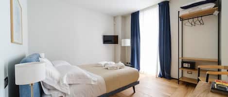 Habitació doble Deluxe, 1 llit de matrimoni, balcó, vistes a la ciutat | Caixa forta a l'habitació i escriptori