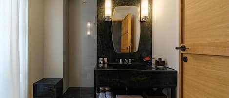 Deluxe Double Room, 1 Queen Bed, Balcony, City View | Bathroom