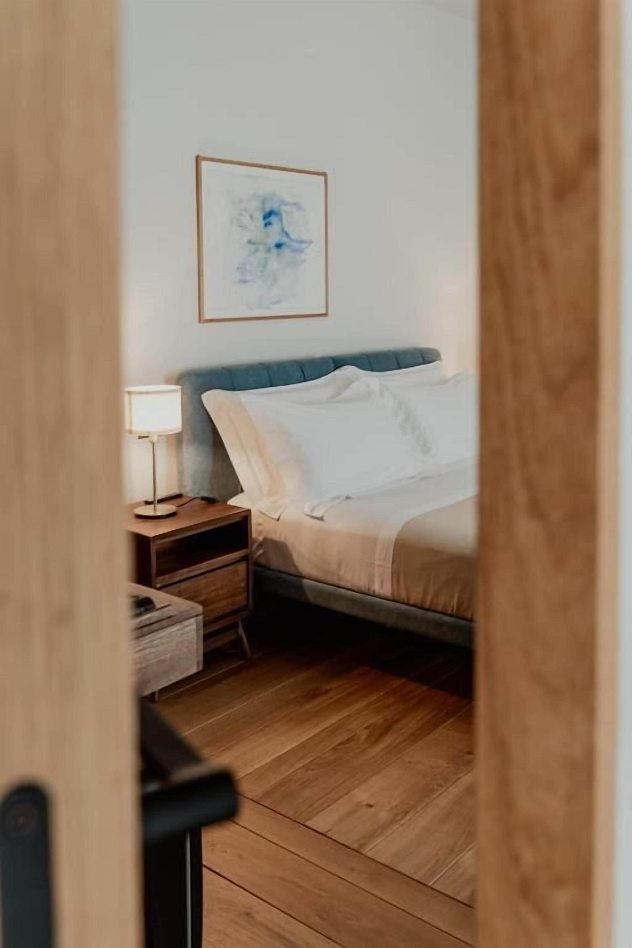 Kahden hengen deluxe-huone, 1 keskisuuri parisänky, parveke, kaupunkinäköala | Tallelokero huoneessa, työpöytä