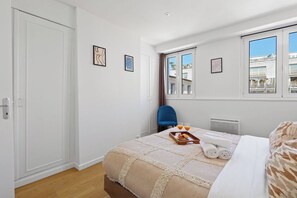 2 chambres, bureau, fer et planche à repasser, lit parapluie