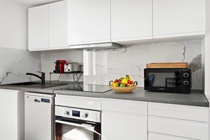 Fridge, microwave, oven, stovetop - Cosy 2BR - Le Marais & Place des Vosges - Sleeps 4 (Paris)