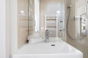 Shower, hair dryer, towels, shampoo - Cosy 2BR - Le Marais & Place des Vosges - Sleeps 4 (Paris)