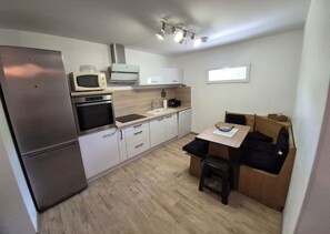 Private kitchen - 3-room apartment near beach with garden (Saint-Georges-de-Didonne)