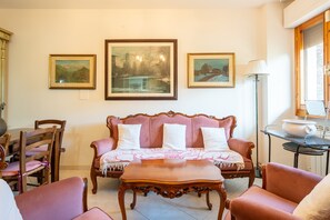 Living area - Apartment 'Casa Levanella' with Private Garden (Montevarchi)