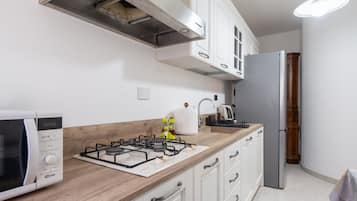 Wasserkocher mit Kaffee-/Teezubehör, Kühlschrank, Mikrowelle, Ofen