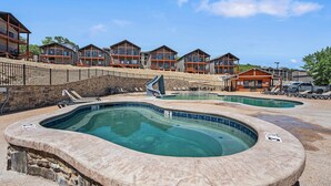 Un complexe hôtelier comprenant plusieurs chambres, un espace avec bain à remous et une piscine.