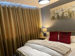 3 bedrooms, iron/ironing board, free wired Internet, bed sheets - House Sleeps 6 With Garden and Parking (Leeds)