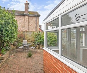 Outdoor dining - House Sleeps 6 With Garden and Parking (Leeds)