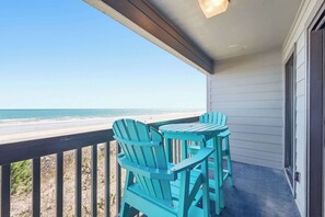 Outdoor dining - Tide Time Oceanfront at Sea Cabin w Pool (North Myrtle Beach)