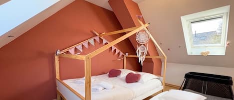 2 bedrooms, desk, iron/ironing board, travel crib