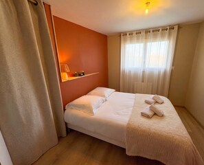 2 quartos, escrivaninha, ferros/tábuas de passar roupa, berço de viagem