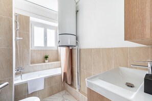Hair dryer, towels - Elegant 49m² Paris Flat – Ideal for 4 Guests (Paris)