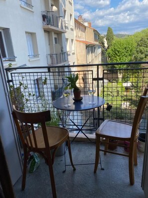 Outdoor dining - Elegant A/C Home with Sunny Terrace in Aix Center (Aix-en-Provence)