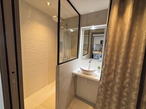 Shower, hair dryer - Sea View Apt, Pool & Tennis in Vallauris (Vallauris)