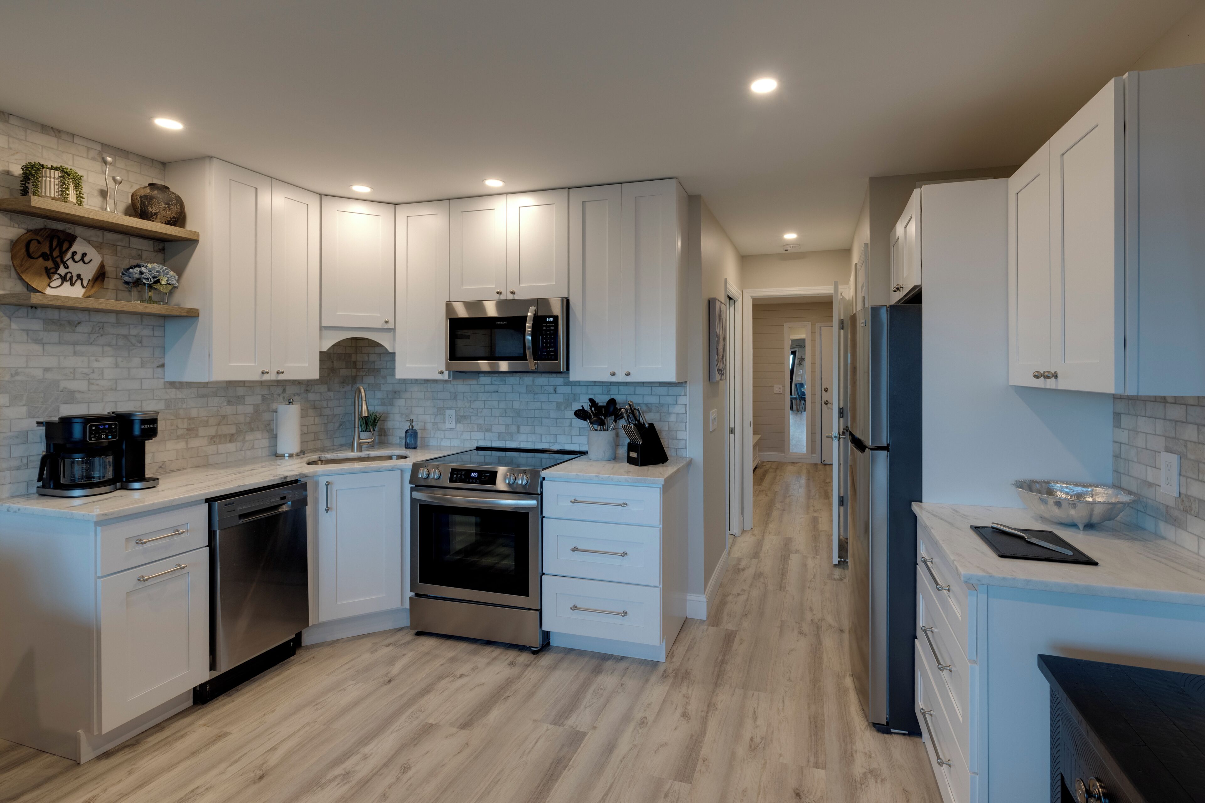 Coffee/tea maker, fridge, microwave, oven